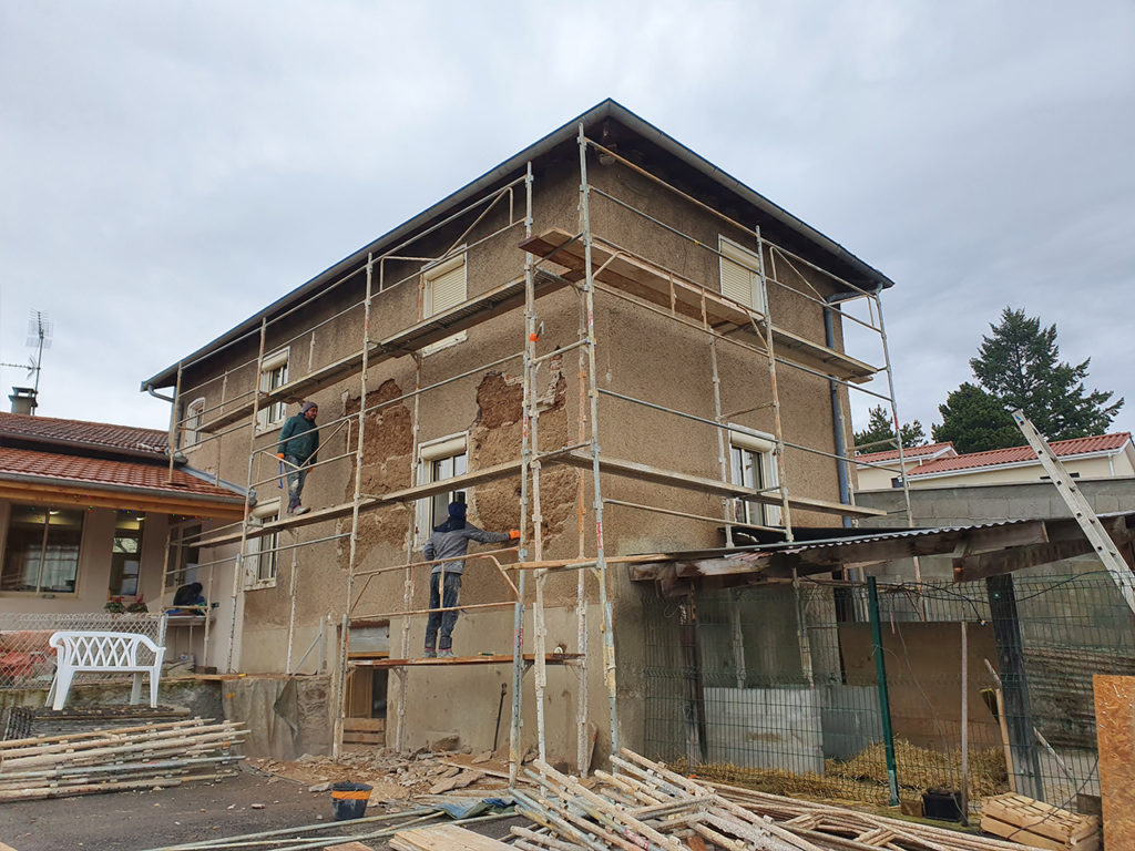 OSF Façade, façadiers experts en ravalement et maçonnerie à Lyon et Villefranche sur Saône . Travaux, enduit, étanchéité, entretien, nettoyage et peinture sur façades neuves et anciennes, finition fausses pierres. Nettoyage de toitures et réparation.