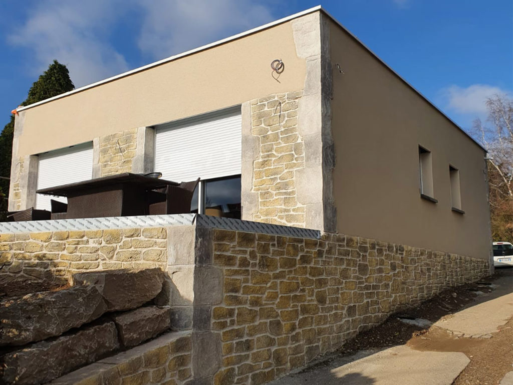 OSF Façade, façadiers experts en ravalement et maçonnerie à Lyon et Villefranche sur Saône . Travaux, enduit, étanchéité, entretien, nettoyage et peinture sur façades neuves et anciennes, finition fausses pierres. Nettoyage de toitures et réparation.