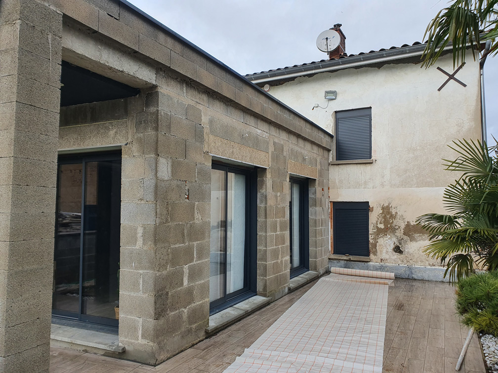 OSF Façade, façadiers experts en ravalement et maçonnerie à Lyon et Villefranche sur Saône . Travaux, enduit, étanchéité, entretien, nettoyage et peinture sur façades neuves et anciennes, finition fausses pierres. Nettoyage de toitures et réparation.