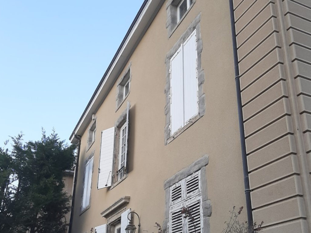 OSF Façade, façadiers experts en ravalement et maçonnerie à Lyon et Villefranche sur Saône . Travaux, enduit, étanchéité, entretien, nettoyage et peinture sur façades neuves et anciennes, finition fausses pierres. Nettoyage de toitures et réparation.