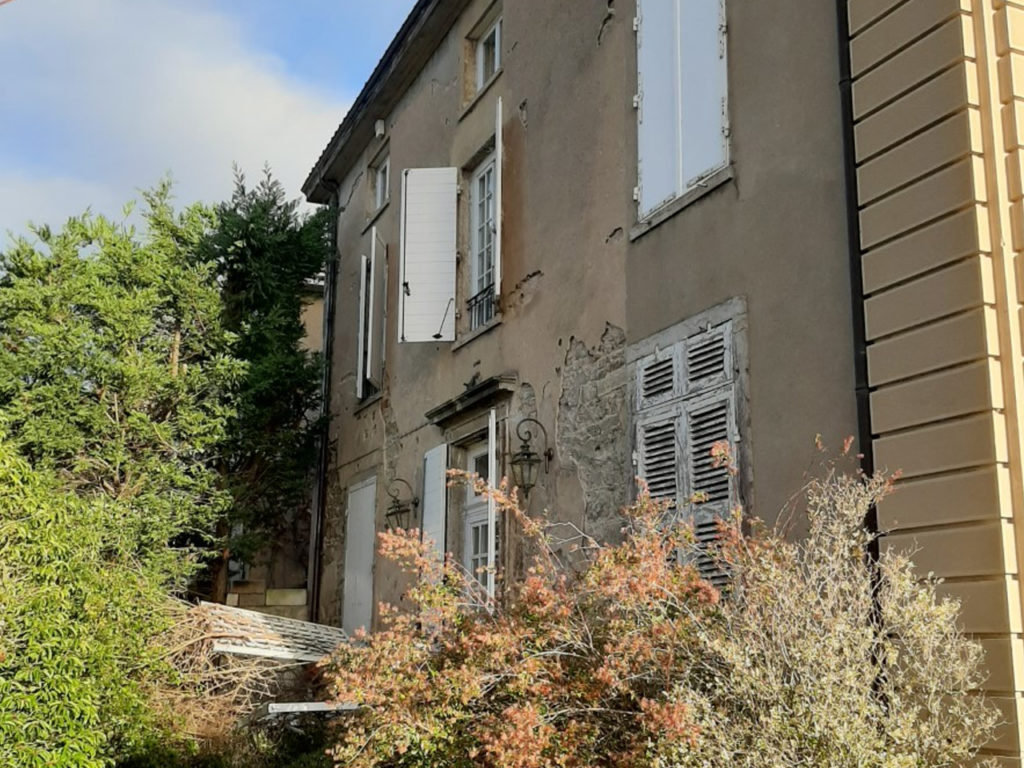 OSF Façade, façadiers experts en ravalement et maçonnerie à Lyon et Villefranche sur Saône . Travaux, enduit, étanchéité, entretien, nettoyage et peinture sur façades neuves et anciennes, finition fausses pierres. Nettoyage de toitures et réparation.