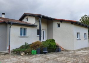 OSF Façade, façadiers experts en ravalement et maçonnerie à Lyon et Villefranche sur Saône . Travaux, enduit, étanchéité, entretien, nettoyage et peinture sur façades neuves et anciennes, finition fausses pierres. Nettoyage de toitures et réparation.