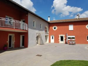OSF Façade, façadiers experts en ravalement et maçonnerie à Lyon et Villefranche sur Saône . Travaux, enduit, étanchéité, entretien, nettoyage et peinture sur façades neuves et anciennes, finition fausses pierres. Nettoyage de toitures et réparation.