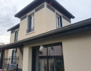 OSF Façade, façadiers experts en ravalement et maçonnerie à Lyon et Villefranche sur Saône . Travaux, enduit, étanchéité, entretien, nettoyage et peinture sur façades neuves et anciennes, finition fausses pierres. Nettoyage de toitures et réparation.