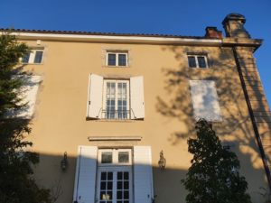 OSF Façade, façadiers experts en ravalement et maçonnerie à Lyon et Villefranche sur Saône . Travaux, enduit, étanchéité, entretien, nettoyage et peinture sur façades neuves et anciennes, finition fausses pierres. Nettoyage de toitures et réparation.