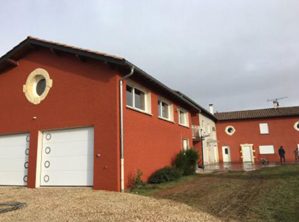 OSF Façade, façadiers experts en ravalement et maçonnerie à Lyon et Villefranche sur Saône . Travaux, enduit, étanchéité, entretien, nettoyage et peinture sur façades neuves et anciennes, finition fausses pierres. Nettoyage de toitures et réparation.