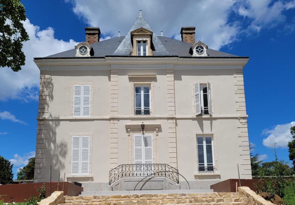 Ravalement et rénovation de façades à Lyon et Villefranche, ouest lyonnais. Façadiers et maçonnerie neuf et ancien, fausses pierres.