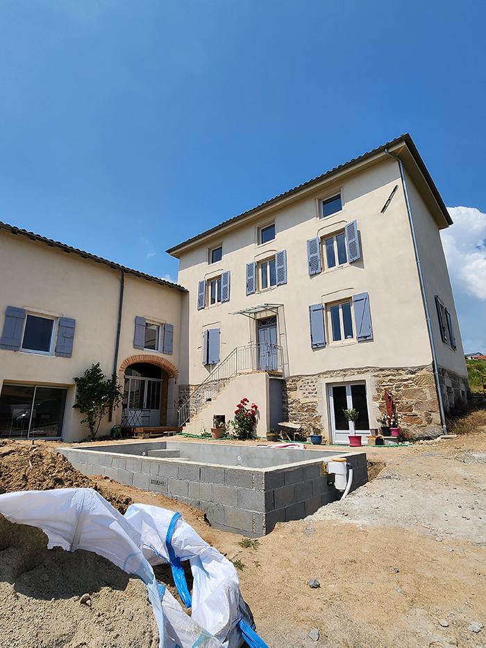 Ravalement et rénovation de façades à Lyon et Villefranche, ouest lyonnais. Façadiers et maçonnerie neuf et ancien, fausses pierres.