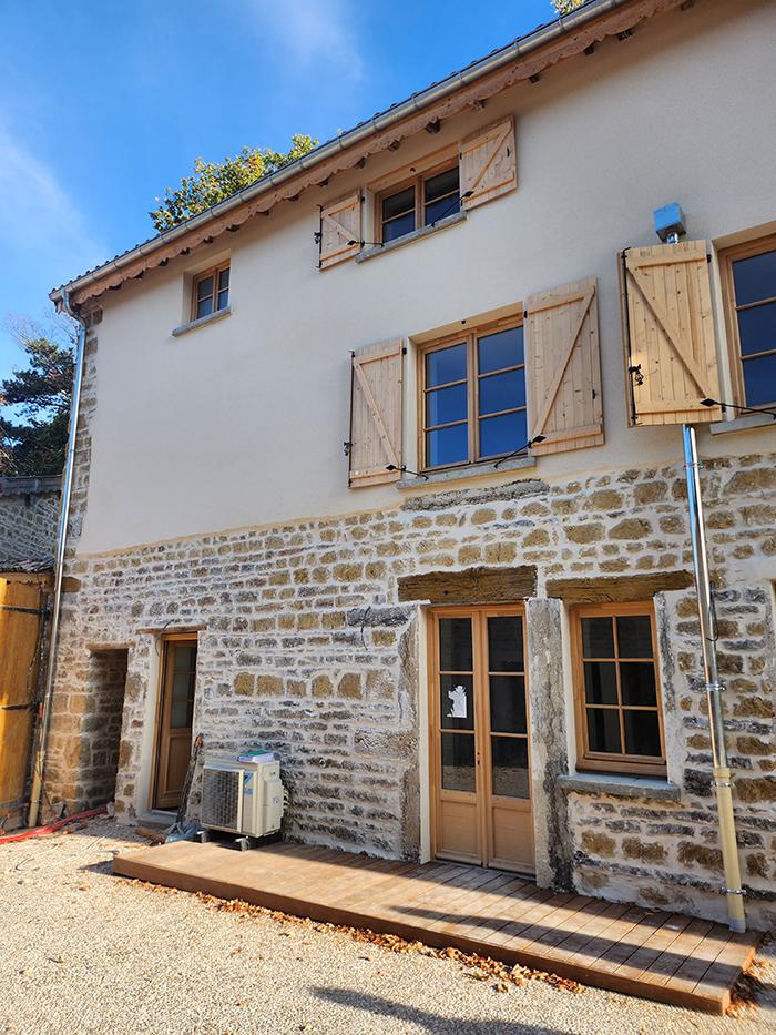 Ravalement et rénovation de façades à Lyon et Villefranche, ouest lyonnais. Façadiers et maçonnerie neuf et ancien, fausses pierres.